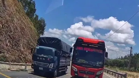 Hãi hùng khoảnh khắc xe khách vượt ẩu trên đèo An Khê, tài xế bị đình chỉ ngay