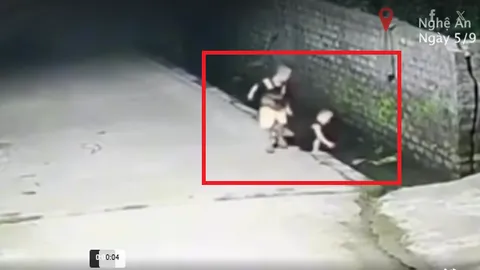 Thót tim 48 giây kinh hoàng khi bé 2 tuổi rơi xuống mương nước thải sâu hơn một mét, phản ứng của anh họ 4 tuổi cực đáng khen