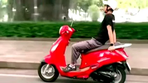 Xôn xao clip 33 giây ghi cảnh nam thanh niên thả hai tay khi lái xe máy khiến người đi đường khiếp vía