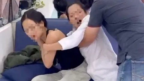 Clip 47 giây ghi lại khoảnh khắc 1 phụ nữ mặc áo blouse hung hăng tấn công khách hàng tại phòng khám nha khoa ở TP.HCM: Hé lộ nguyên nhân ban đầu gây nhức nhối