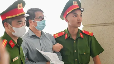 Hình ảnh cựu Phó Chủ nhiệm Văn phòng Quốc hội Phạm Thái Hà tại phiên tòa sáng nay