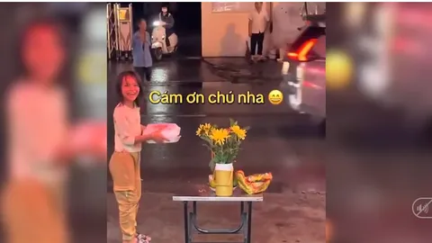 Cô bé khoảng 10 tuổi lễ phép xin đồ cúng rằm tháng Bảy trước một cửa hàng điện thoại khiến ai cũng cảm thán