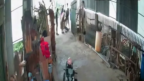 Đang đi bộ thì đổ gục xuống đường tử vong, camera hé lộ phút cuối đời đầy ám ảnh của nam thanh niên