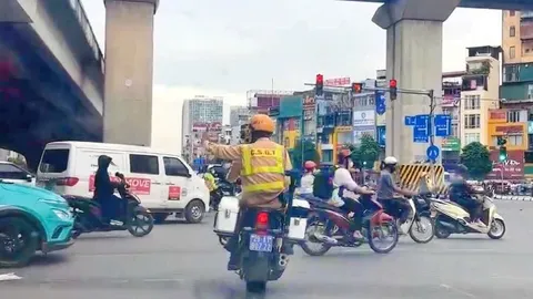 CSGT sử dụng xe chuyên dụng, hỗ trợ mở đường đưa xe taxi chở người phụ nữ bị co giật đi cấp cứu kịp thời