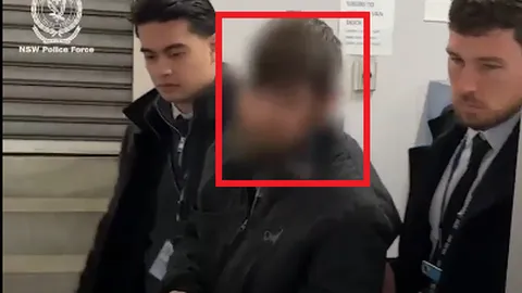 Cận mặt gã đàn ông biến thái quay lén phụ nữ trong phòng thay đồ ở trung tâm mua sắm nổi tiếng, lộ loạt clip nhạy cảm trong điện thoại