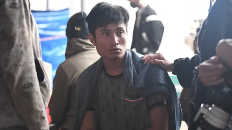 "Tôi và người dân cố gắng kéo vợ ra nhưng cô ấy đã..." - người chồng nghẹn đắng kể giây phút lao vào chợ chuối thấy vợ mang bầu 8 tháng mắc kẹt trước đầu xe tải