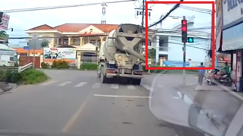 Clip: Cận cảnh xe bồn vượt đèn đỏ ở TP HCM khiến nhiều người bức xúc