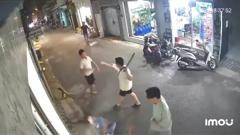 Đã xác định được 2 thanh niên cầm gậy đuổi đánh người đàn ông đến ngất xỉu ở TPHCM