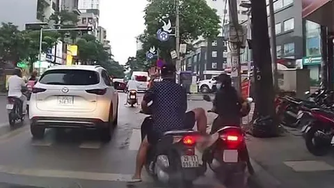 Người đàn ông không đội mũ bảo hiểm còn hùng hổ đạp xe máy nữ quân nhân trên đường nhận cái kết đắng chát