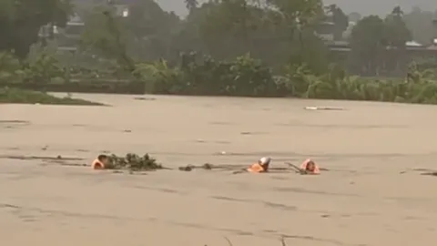 Thót tim cảnh đại úy công an lao xuống dòng lũ cứu người dân ở Phú Thọ