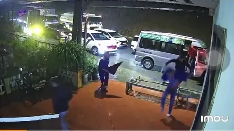 Thót tim xem clip khách mở của ô tô chạy thoát thân trong vụ sạt lở đất đá ở Sa Pa