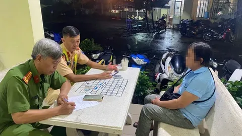 Đã rõ thứ "bột lạ" người phụ nữ rải xuống đường ở TPHCM, tiết lộ sốc về sức khỏe người này