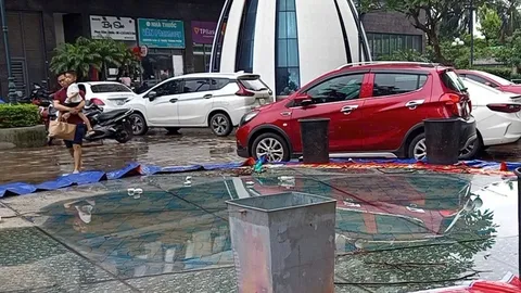 Nước tràn vào tầng hầm chung cư xối xả như thác ở Hà Nội, khoảnh khắc lặng người