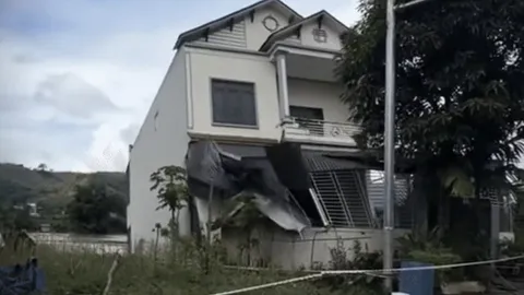 Xót xa khi nhìn căn nhà 2 tầng kiên cố đổ sụp xuống sông, gia chủ nói câu nghe nhói lòng