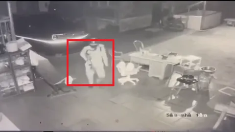 Clip thấy rõ hình ảnh của kẻ lạ bịt mặt tay cầm vật giống súng đi lại trong căn nhà 3 người bị sát hại ở Đồng Nai
