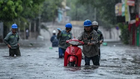 Hà Nội: Hình ảnh người dân đang chật vật "bơi" qua nhiều cung đường sáng sớm 7/10