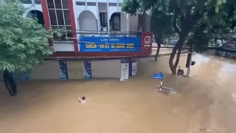 Thót tim cảnh giải cứu người đàn ông bị lũ cuốn vào dòng chảy xiết: 40 giây nghẹt thở ngỡ ác mộng trong đời