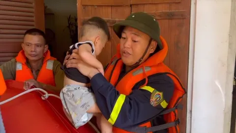 "Không sao, có chú đây rồi" - câu nói của chiến sĩ cảnh sát giữa tâm lũ khiến triệu người rưng rưng xúc động