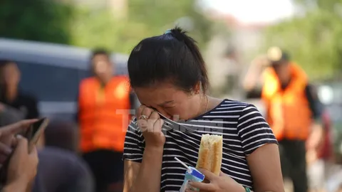 "Lũ cuốn trôi hết tiền và vàng tiết kiệm rồi": Nữ giáo viên nói trong tiếng nấc rồi òa khóc nức nở