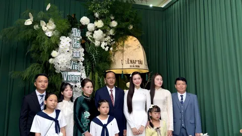 Đỗ Thị Hà duyên dáng thướt tha trong tà áo dài trắng tại lễ ăn hỏi, ấm áp khoảnh khắc bên người thân