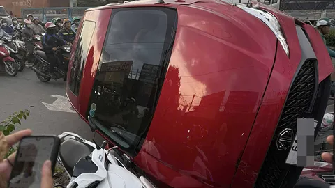 Khoảnh khắc hãi hùng khi ô tô mất lái tông hàng loạt xe máy dừng đèn đỏ ở TPHCM: Tiết lộ đặc biệt từ nhân chứng