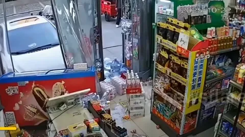 Nữ tài xế với cú đạp ga "thần thánh" khiến xe ô tô lao thẳng vào cửa hàng tiện lợi