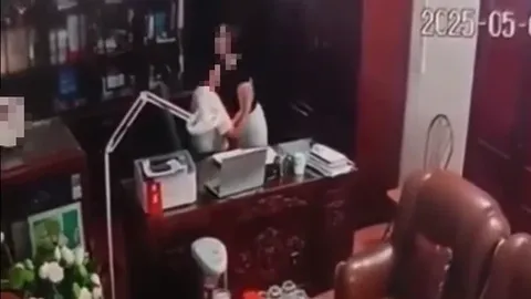 Vụ Chủ tịch Hội đồng trường THPT Tô Hiến Thành "thân mật" với nhiều phụ nữ: Luật sư chỉ ra hành vi pháp luật nghiêm cấm