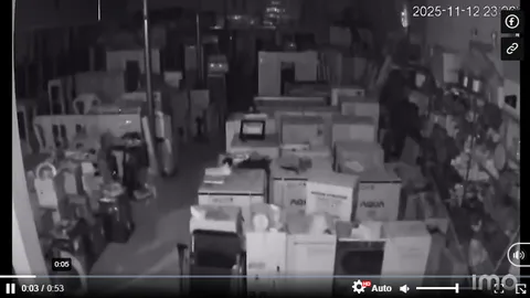 Hà Nội bất ngờ rung lắc trong đêm, camera nhà dân ghi lại khoảng khắc đáng chú ý