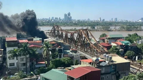 Clip: Quán lẩu dưới chân cầu Long Biên cháy ngùn ngụt khói đen