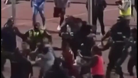 Clip: Choáng váng cảnh cầu thủ đánh nhau trên sân cỏ như phim hành động