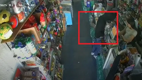 Khoảnh khắc ấn tượng: Nữ nhân viên hạ gục nhanh tên cướp ngay tại cửa hàng