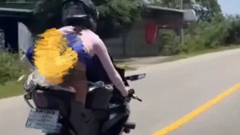 Người phụ nữ Nga chạy xe phân khối lớn trong tư thế "quỳ gối, nằm trên yên" phản cảm