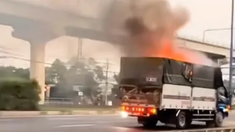 Khoảnh khắc thót tim lái xe chở pin đang cháy đến trụ sở cứu hỏa nhờ dập lửa