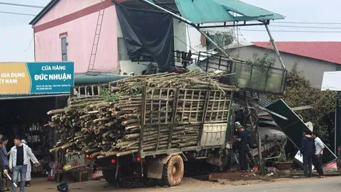 Khoảnh khắc đau lòng ô tô tải tông xe máy rồi lao thẳng vào nhà dân