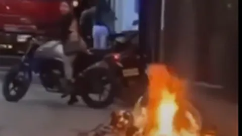 Bắt quả tang chồng ngoại tình, vợ đập rồi đốt xe máy trên phố và hành động gây sốc