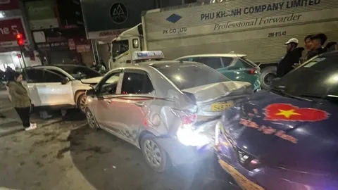 Hà Nội: Hiện trường rùng mình vụ nữ tài xế lái ôtô ngược chiều gây tai nạn liên hoàn với nhiều xe trên đường Quang Trung