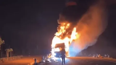 Kinh hoàng xe giường nằm chở theo 44 người lưu thông trên đường thì bốc cháy dữ dội, thiệt hại đau lòng