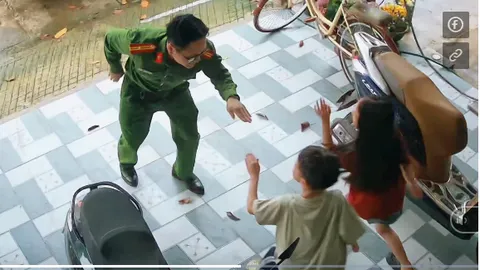 Clip 23 giây trước cửa nhà của chiến sĩ Công an và 2 con nhỏ gây sốt có gì?