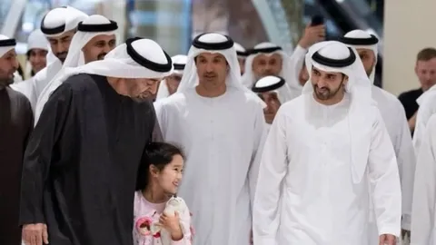 Lãnh đạo UAE đi cà phê ở trung tâm thương mại Dubai để trấn an dân