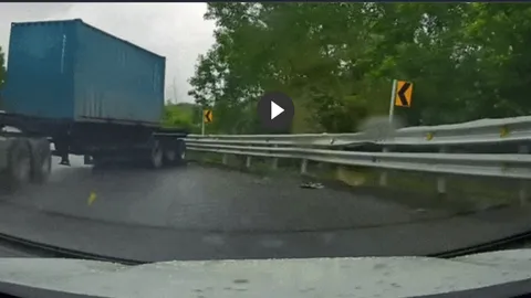 Thót tim khoảnh khắc xe container văng đuôi ngang đường ở khúc cua