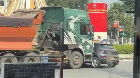 Hãi hùng khoảnh khắc ô tô điện bị xe đầu kéo ủi gần 10m tại vòng xoay Gò Đậu, TPHCM