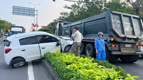 Clip: Hãi hùng hình ảnh xe ben ủi ô tô con văng lên dải phân cách ở TPHCM