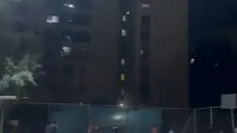 Clip: Cận cảnh hệ thống C-RAM tại ĐSQ Mỹ "khạc lửa" đánh chặn UAV tự sát