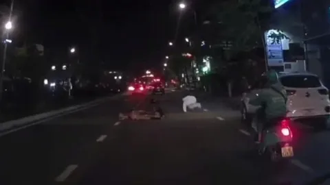 Clip 16 giây ghi lại cảnh vượt ẩu, lấn làn, gây tai nạn của xe ô tô 7 chỗ ở Đà Nẵng