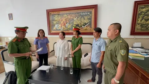 Clip: Cận cảnh công an khám xét nhà doanh nhân Nguyễn Ngọc Tiền, 38 giây hé lộ điều đáng chú ý