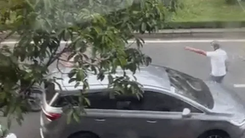 Khởi tố 2 người đi xe máy đánh tài xế ô tô, là ai?