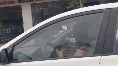Clip: Hãi hùng hình ảnh nữ tài xế dùng 2 tay bấm điện thoại nhoay nhoáy khi đang lái xe