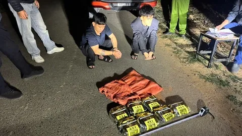 Clip: Bắt 2 đối tượng lái ô tô chở ma túy ở Quảng Trị như phim hành động