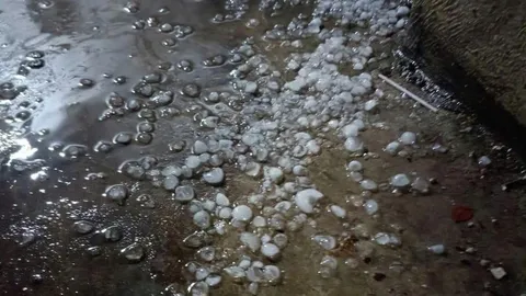 Clip: Người Hà Nội bất ngờ tỉnh giấc vì tiếng mưa đá va đập rất mạnh trên mái tôn