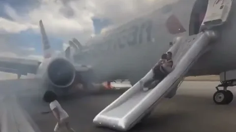 Clip: Kinh hoàng máy bay cháy trên đường băng, hành khách sơ tán khẩn cấp